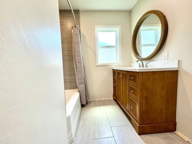 Building Photo - Charming 3 bedroom, 2 bath completely remo...