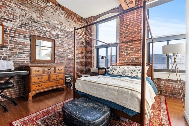 Building Photo - 320 W 2nd St