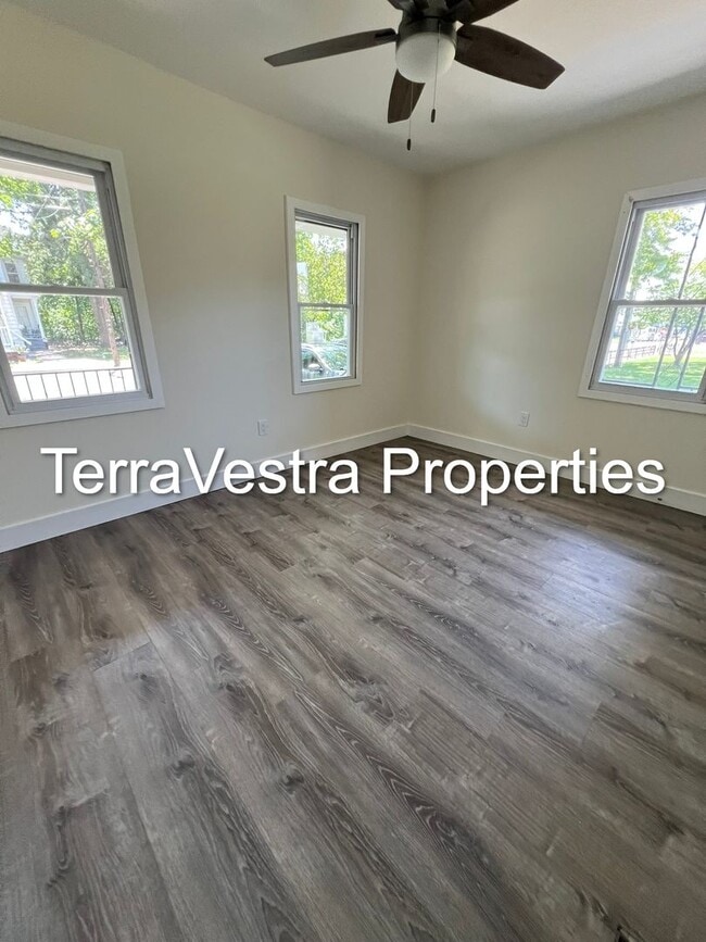 Building Photo - 4 Bed / 2 Full Bath in Millville!