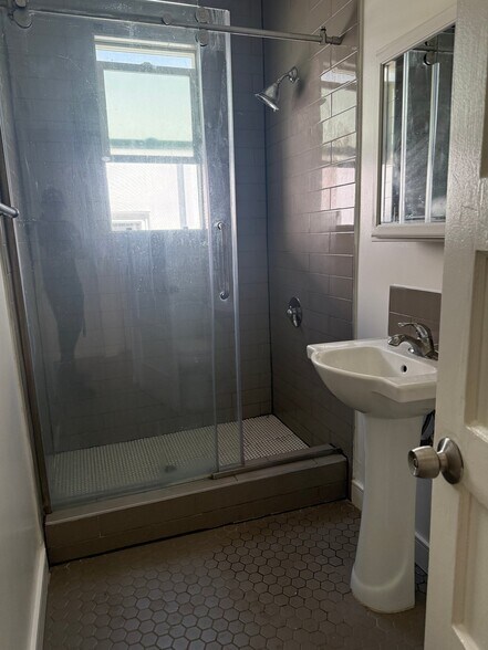 Building Photo - 1114 N Poinsettia Pl