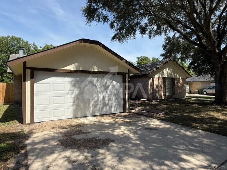 Building Photo - 2706 Lake Briar