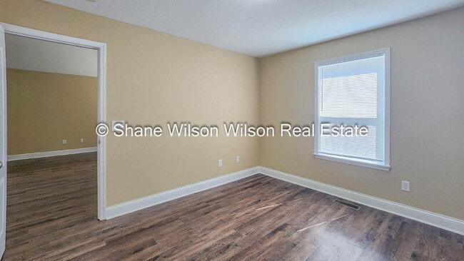 Building Photo - 110 2nd St