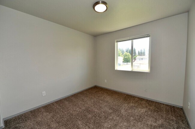 Building Photo - 3 bed 2 bath townhome