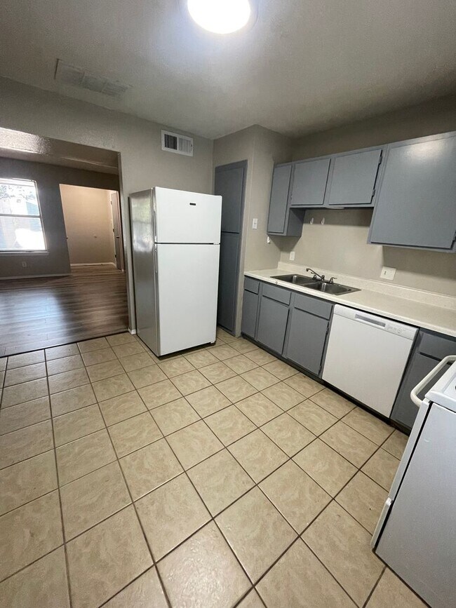 Building Photo - Beautiful 2bed/1bath Apartment Home