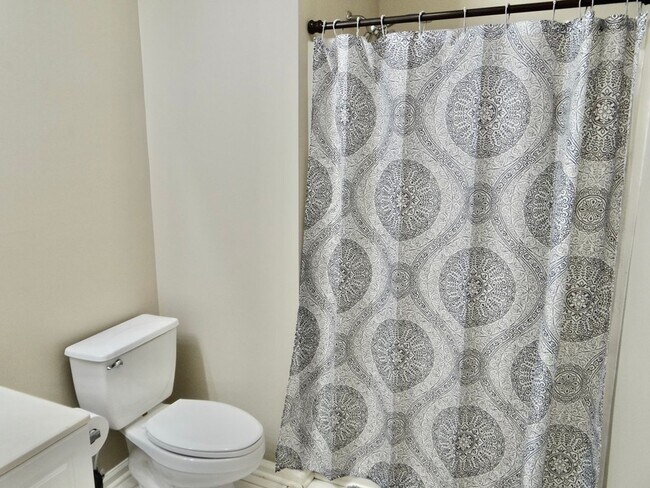 Building Photo - Seasonal Rental Available 11/25/24-4/30/25...