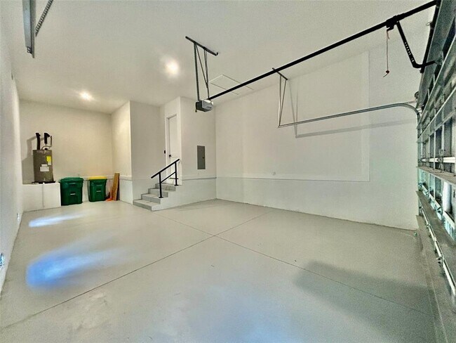Building Photo - 8147 Tracy Cir