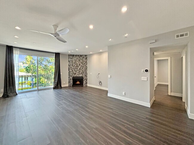 Primary Photo - Stunning 2BD/2BA Condo in Bankers Hill W/ ...