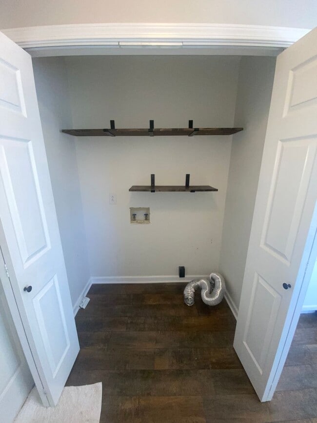 Building Photo - For Lease - 3 Bed, 2 Bath, 1232sqft Home o...