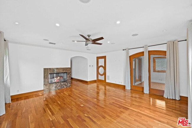 Building Photo - 9033 Cresta Dr