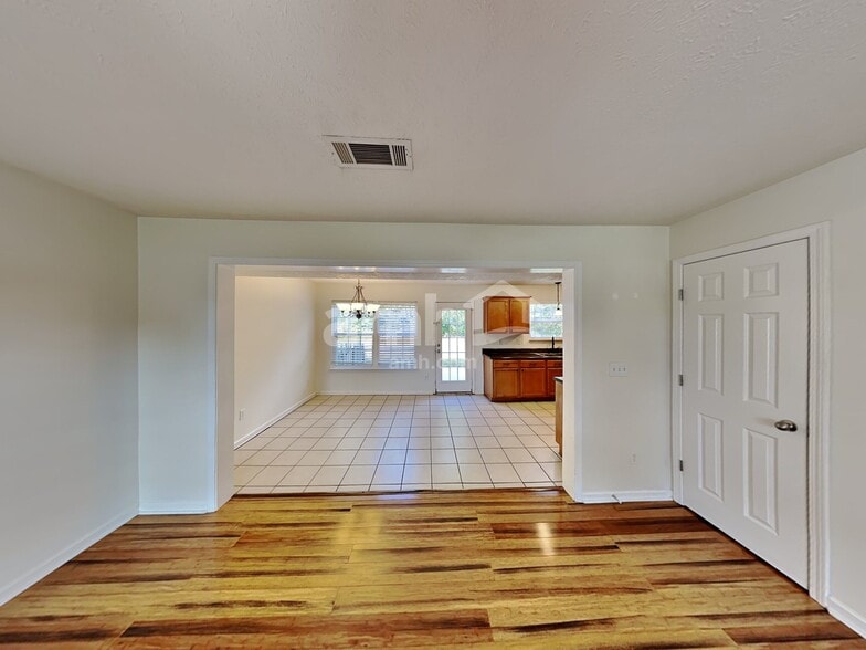 Building Photo - 2126 Burgess Ln