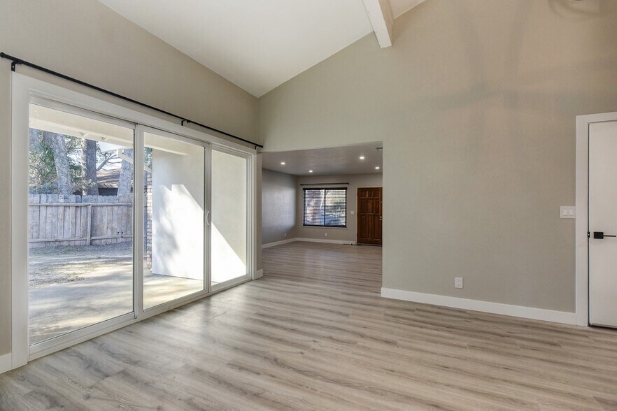 Building Photo - 9626 Knickers Ct