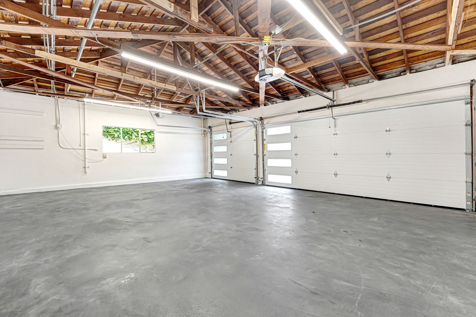 Building Photo - 555 Amalfi Dr