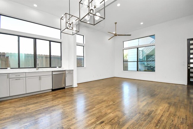 Building Photo - 732 W 22nd St