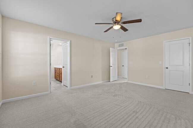 Building Photo - 624 Hiddenbrook Dr