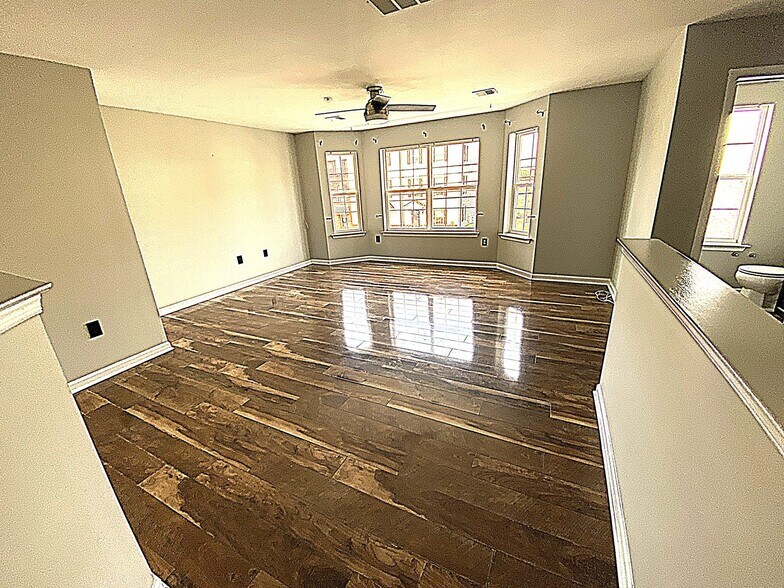 Building Photo - 54 N School Ln