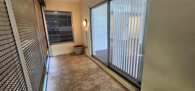 Building Photo - 4168 Inverrary Dr