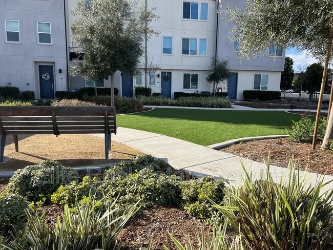 Building Photo - 5465 Seacliff Pl