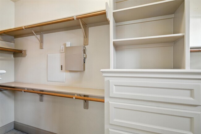 Building Photo - 2318 Camden Dr