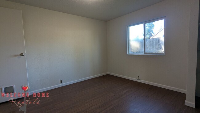 Building Photo - Huge fenced lot - bring your boat, trucks,...