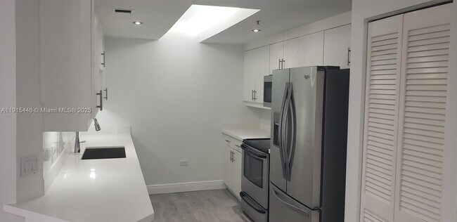 Building Photo - 701 Brickell Key Blvd