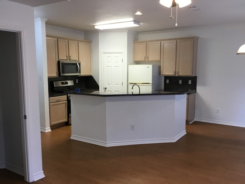 Building Photo - 2909 Whisper Oaks Ln