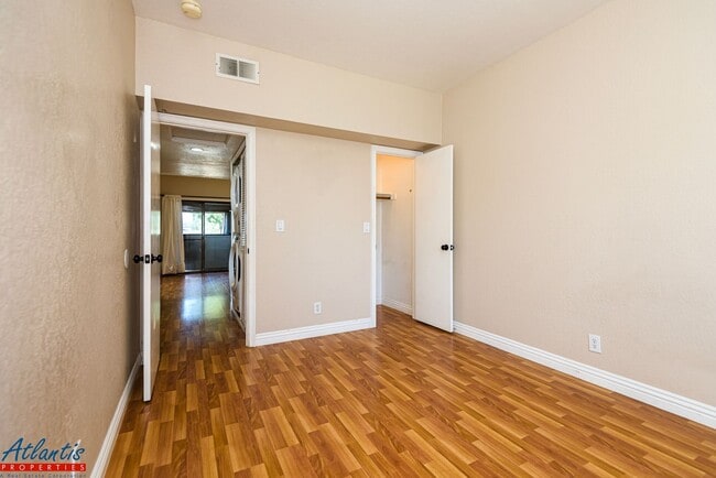 Building Photo - Lovely Condo | Garage | A/C | In-Unit Laundry