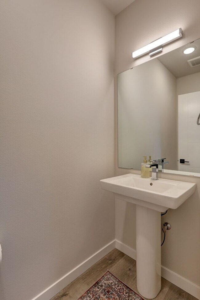 Building Photo - Beautiful and Spacious 4bd/4ba Townhome Av...