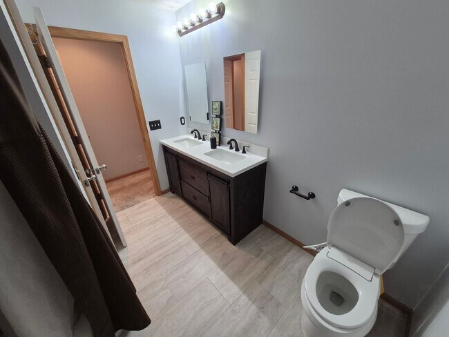 Building Photo - Townhome overlooking Park w/ Laundry & Att...