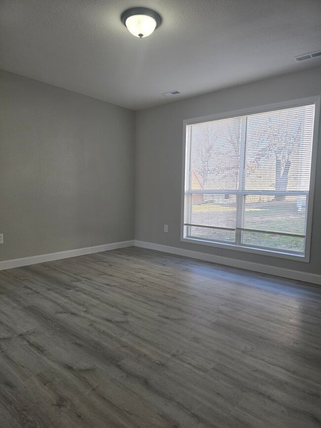 Building Photo - Newly Renovated 2 Bedroom 1.5 Bathroom Townhouse in Osage Beach!