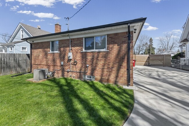 Building Photo - 22055 Elmwood Ave