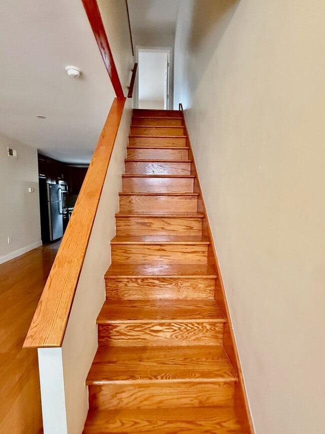 Building Photo - SPACIOUS 3BR/1BA HOUSE w/ Central AC-HARDW...