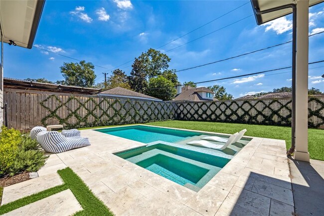 Building Photo - 3115 Castlewood St