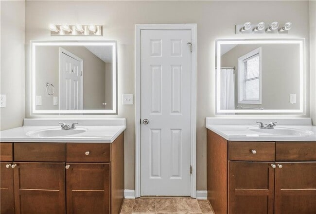 Building Photo - 3950 Lookout Point Dr