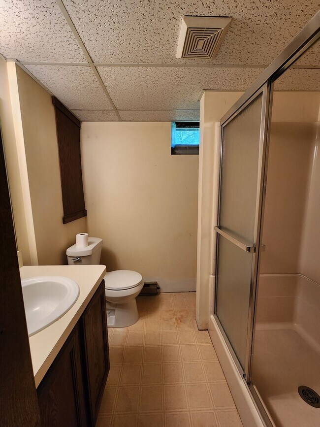 Building Photo - Spacious 3 Bedroom 3 Bathroom Home For Ren...