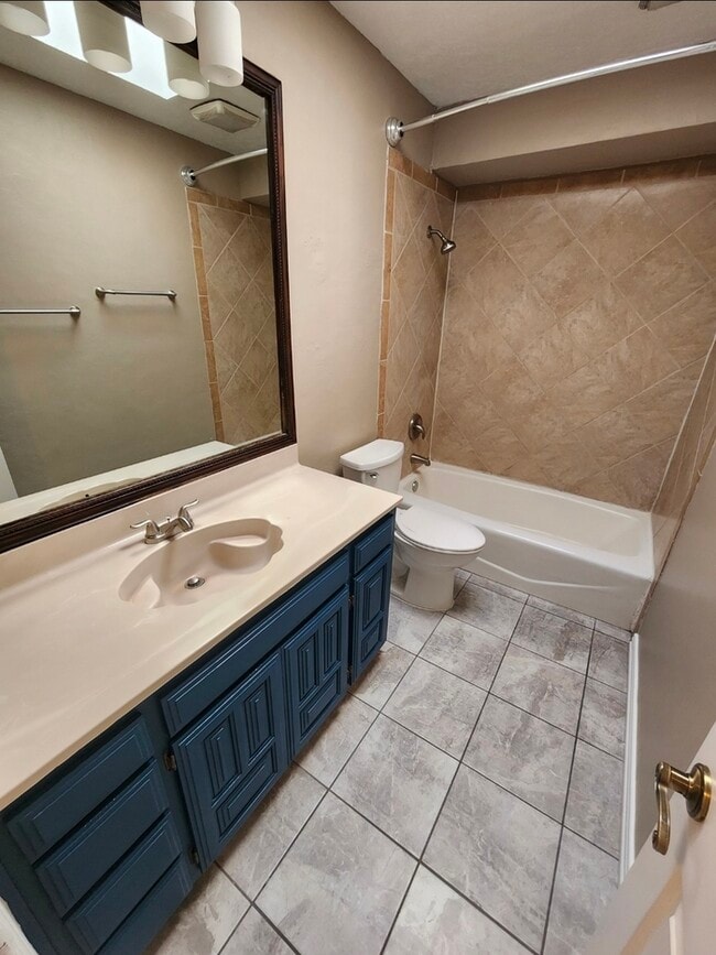 Building Photo - 3 bed 2 bath 2 car garage