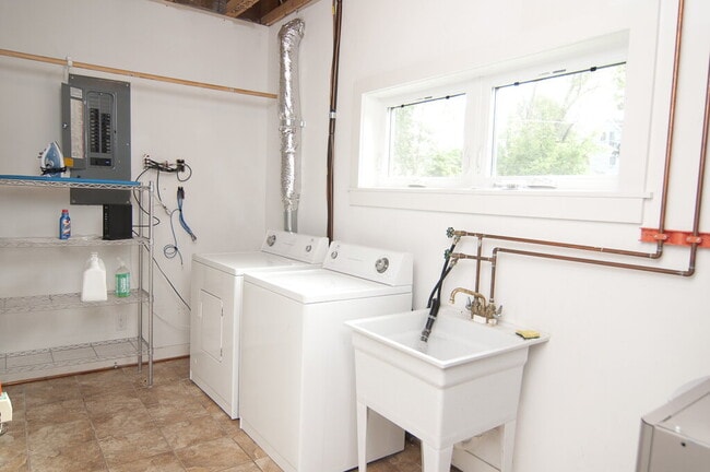 Building Photo - Charming 4-Bed Oasis with Granite Touches & Hardwood Elegance in Minneapolis!