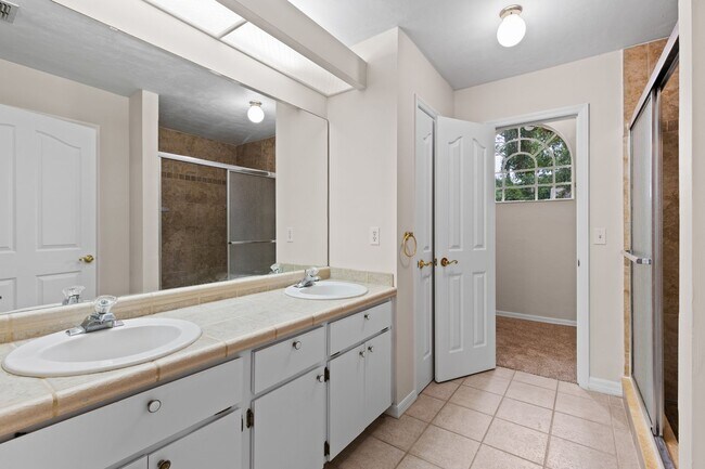 Building Photo - 3 Bedroom, 2 Bath Home in Broadmoor