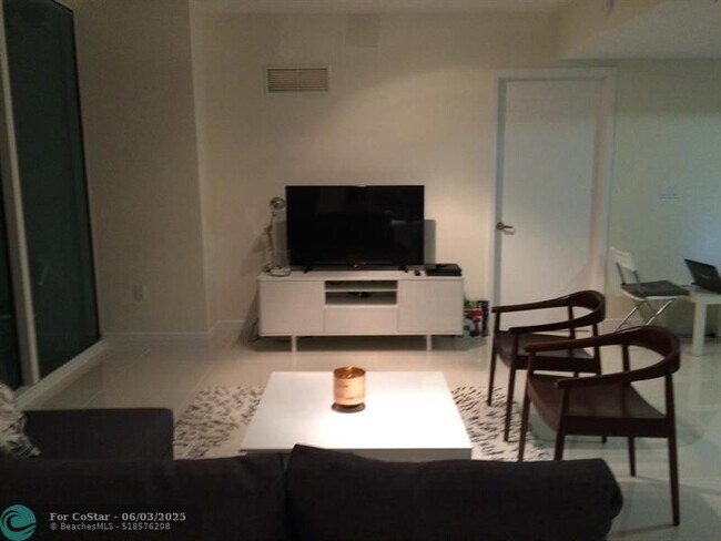 Building Photo - 1861 NW S River Dr