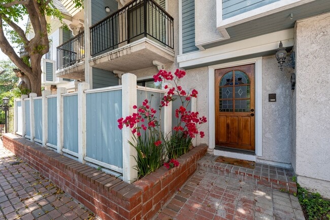 Building Photo - Updated private 2 bedroom/2.5 townhouse in...