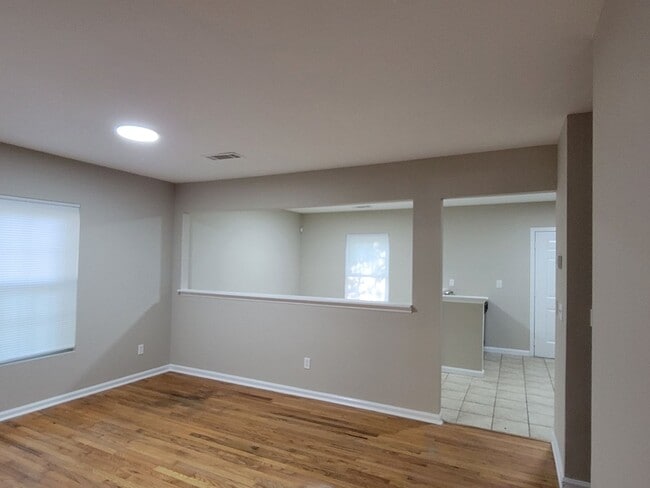 Building Photo - Affordable 2 Story Home - Fresh Paint - New flooring Large Lot - Close to Downtown Atlanta