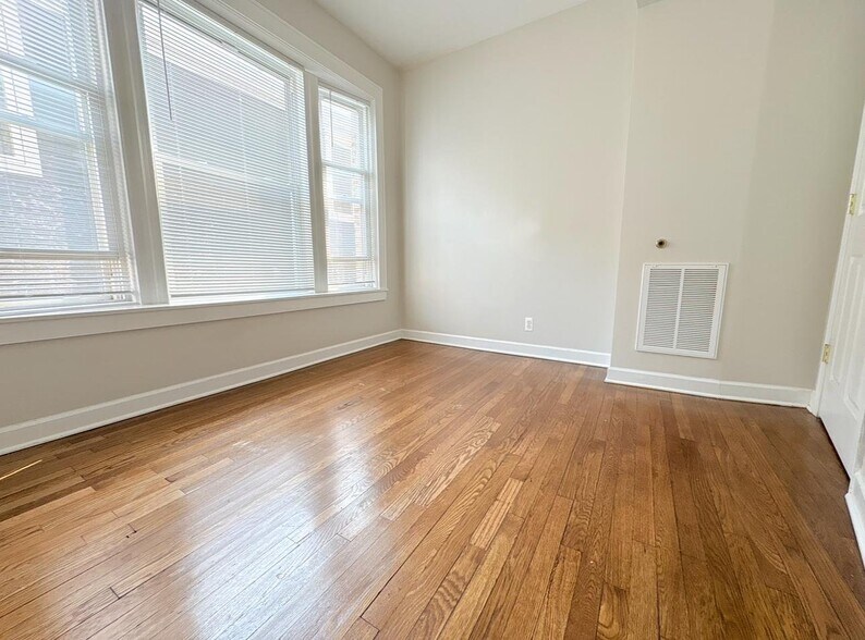 Building Photo - 4013 S Calumet Ave