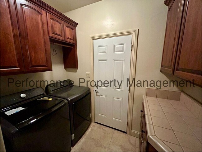 Building Photo - Gorgeous 2 Bed/2.5 Bath + Office w/ Lake V...