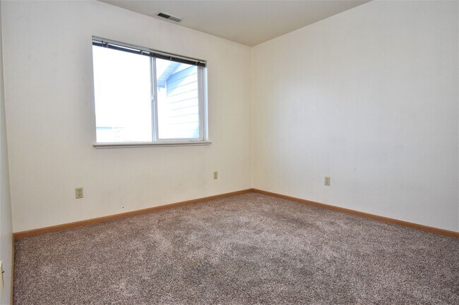 Building Photo - Townhouse style 2 bedroom 1.5 Bath with Attached Garage! Great Location!