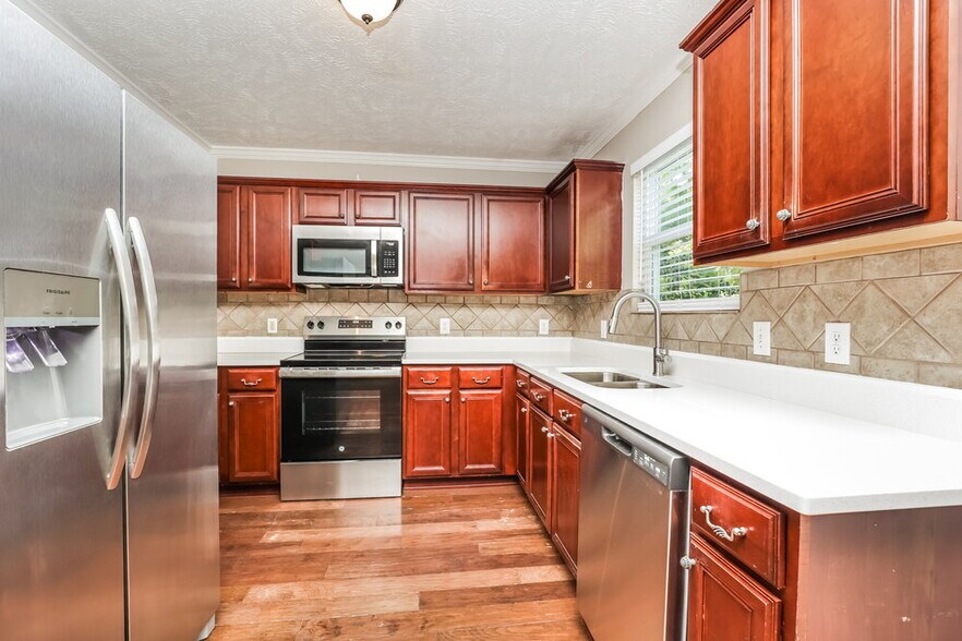 Building Photo - 5823 Roxbury Dr