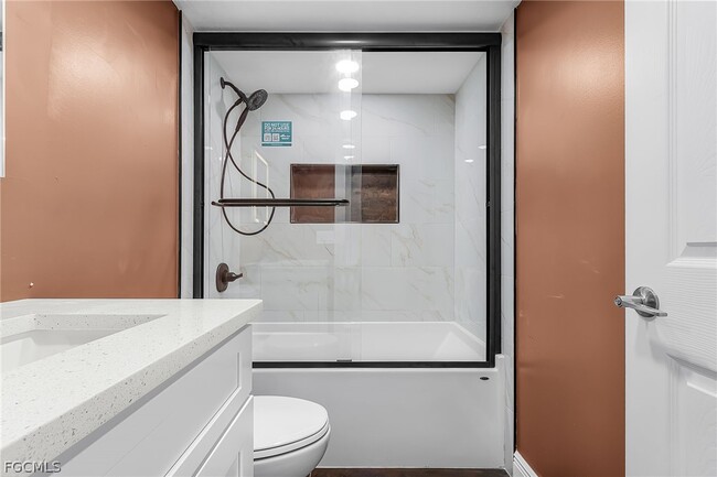 Building Photo - 527 SE 6th Ave