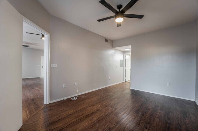 Building Photo - Gated Community Luxury Condo!