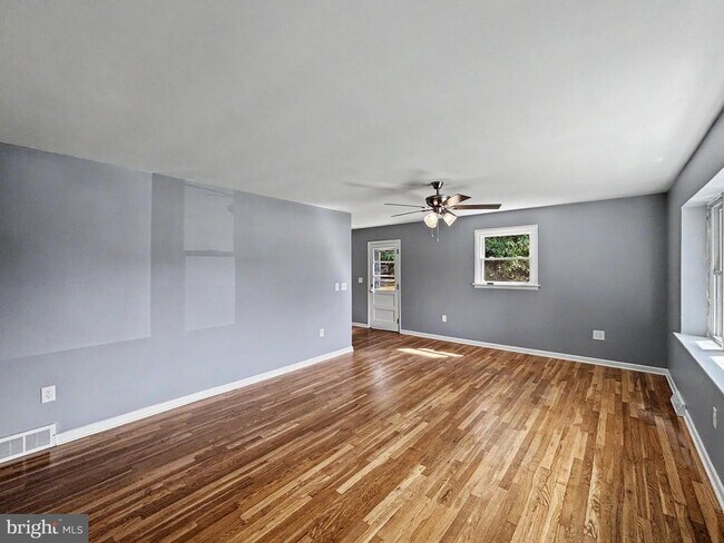 Building Photo - 4615 Lincoln Way E