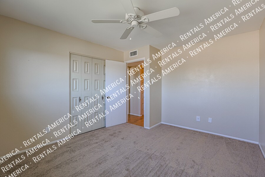 Building Photo - 8613 E Clarendon Ave