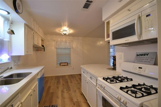 Building Photo - 5422 Kingfisher Dr