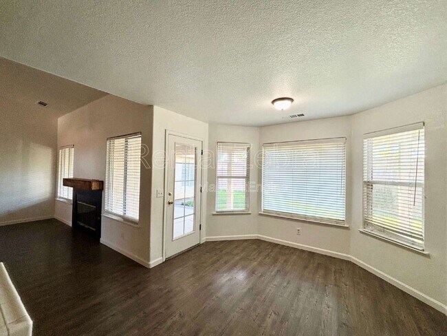 Building Photo - 736 Redwing Dr